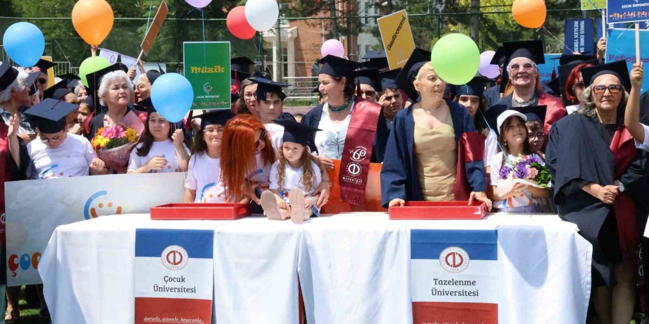 7’den 70’e Mezuniyet Sevinci Yaşayan Anadolu Üniversitesi Öğrencileri Kep Attı