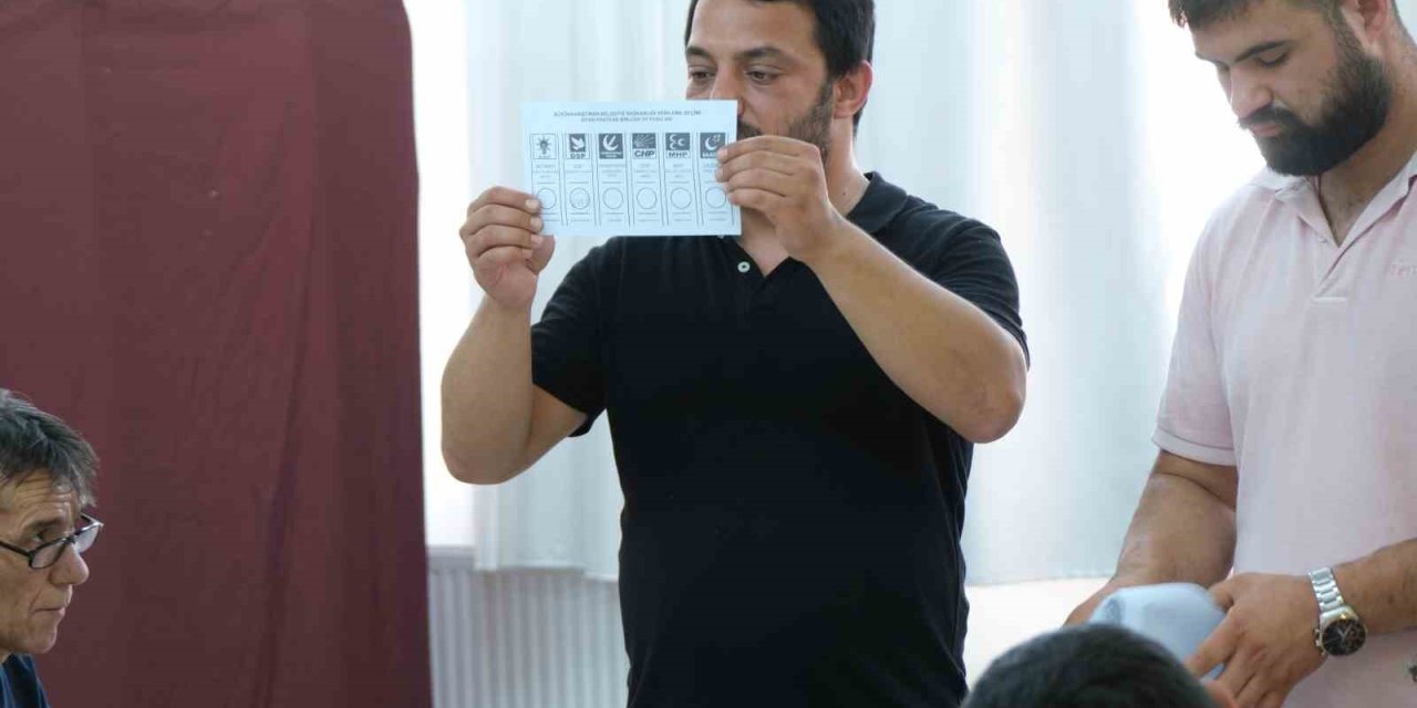 Büyükkarıştıran Beldesinde Oy Sayma İşlemi Başladı