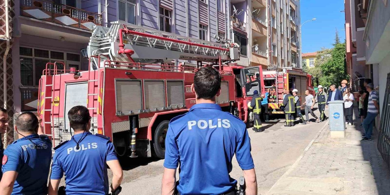 Karaman’da 5 Katlı Binanın Çatısında Yangın