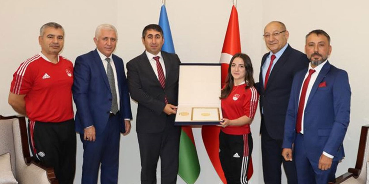 Azerbaycan Cumhurbaşkanı Aliyev'den milli halterci Cansu Bektaş'a özel madalya