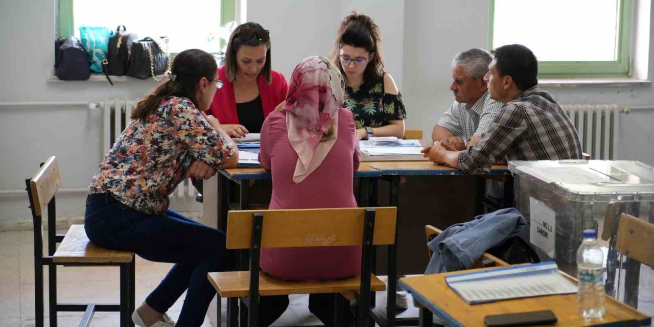 Oyların Çöpe Atıldığı Mahallede Muhtarlık Seçimleri Yenilendi