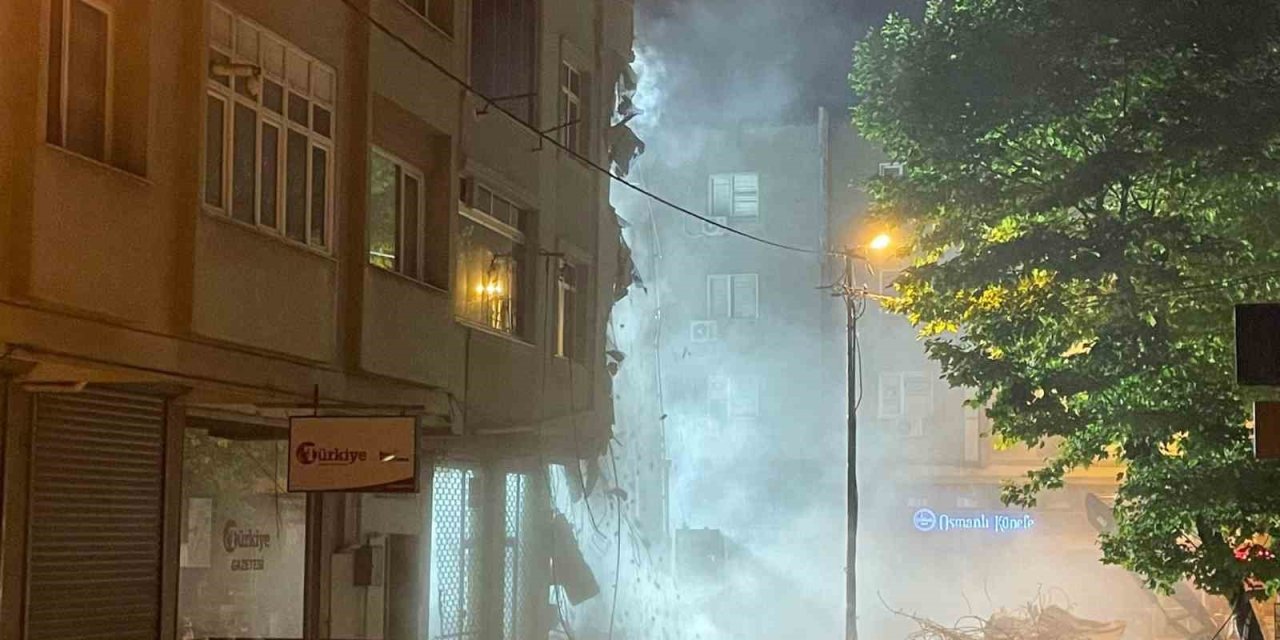 Küçükçekmece’de Çöken Binanın Yanındaki 3 Katlı Bina Yıkılıyor