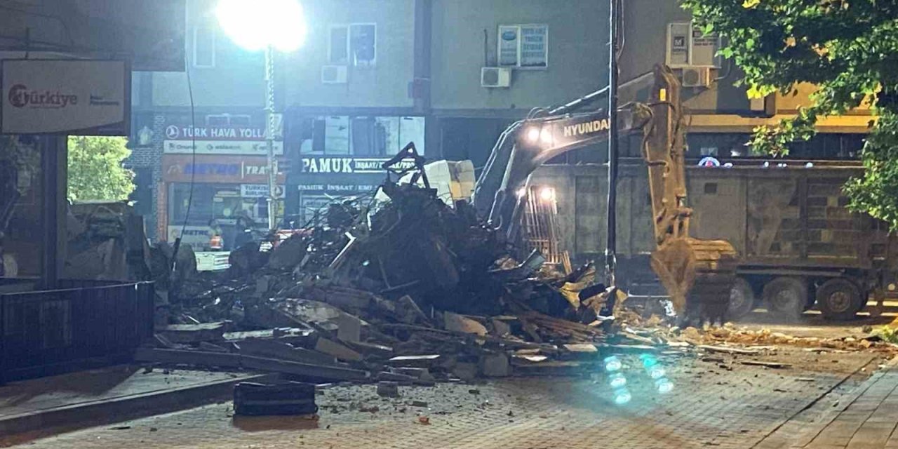 Küçükçekmece’de Çöken Binanın Yanındaki 3 Katlı Bina Kontrollü Şekilde Yıkıldı