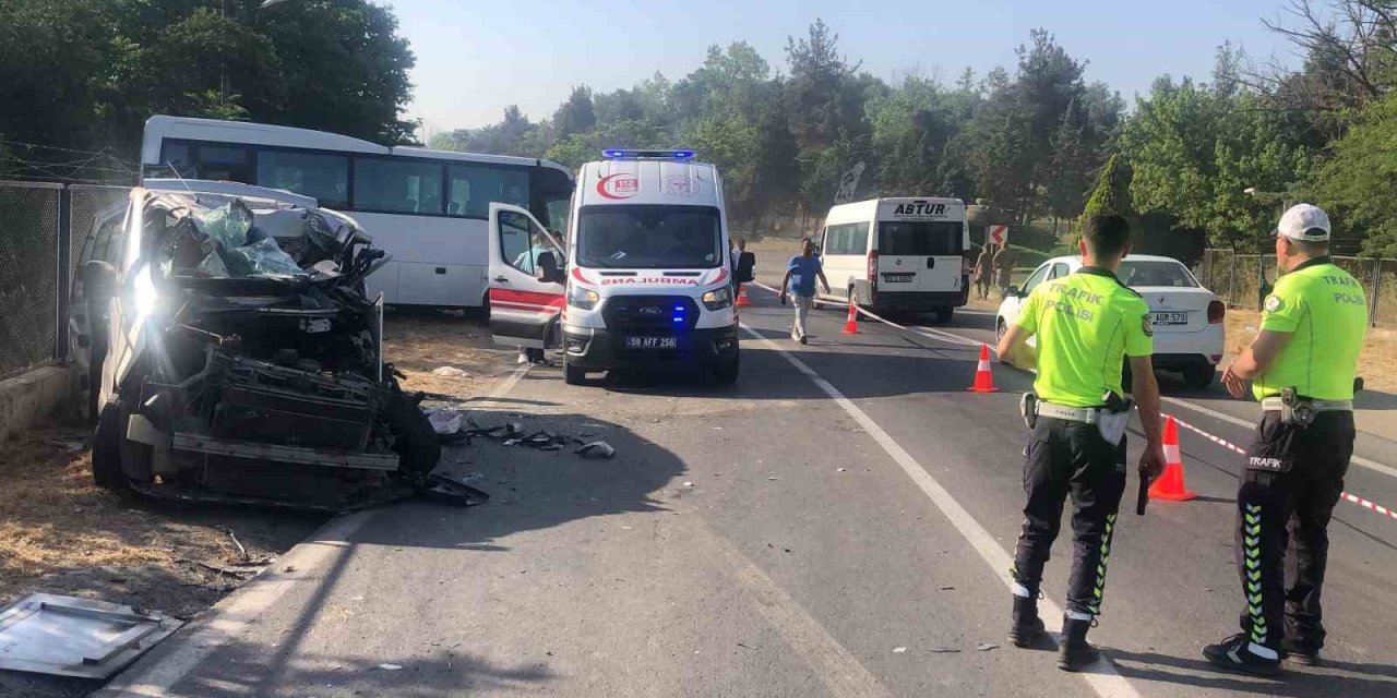 Tekirdağ’da İş Servisi İle Panelvan Çarpıştı: 2 Ölü, 10 Yaralı