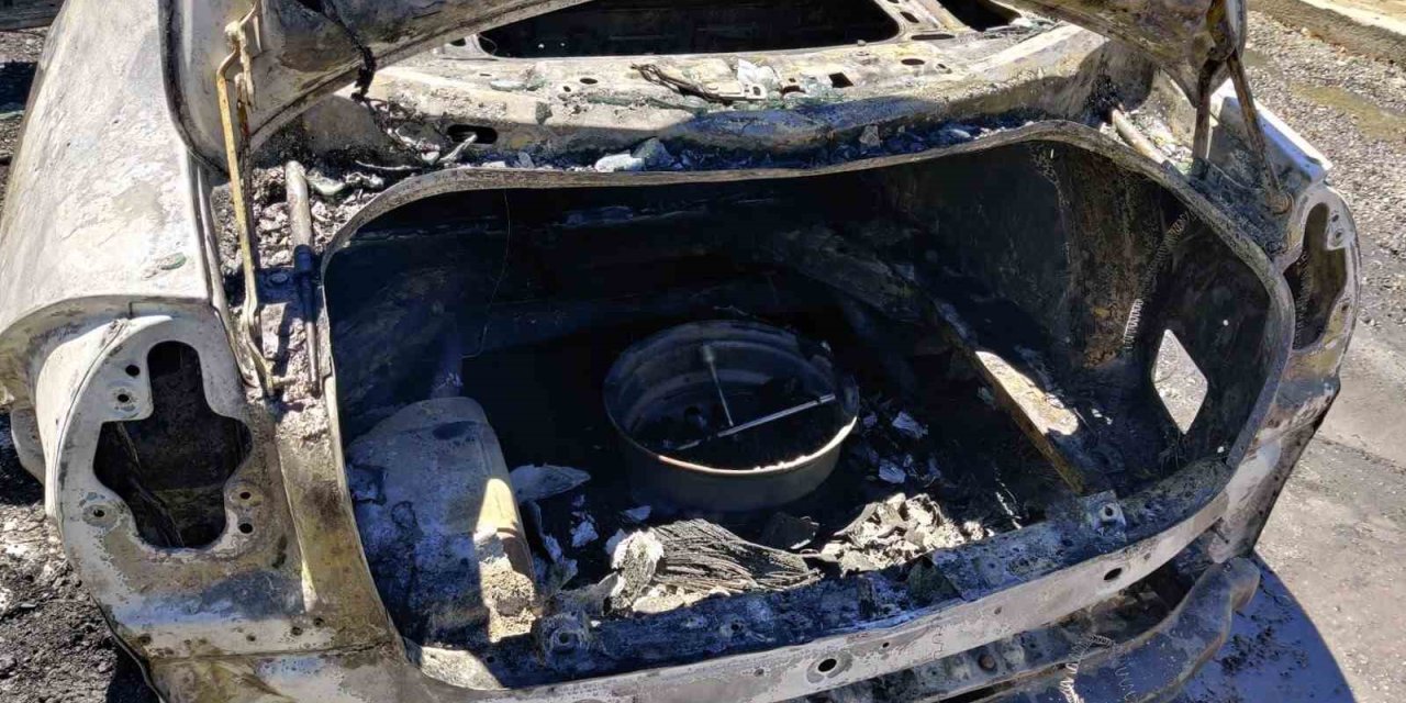 Gümüşhane’de Park Halindeki Otomobil Alev Alev Yandı