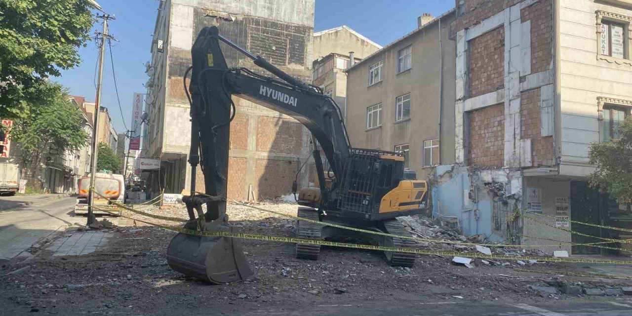 Küçükçekmece’de Yıkılan Binanın Bulunduğu Cadde Trafiğe Açıldı