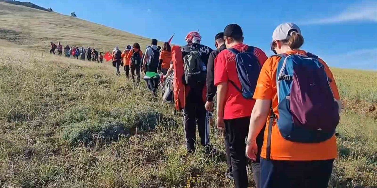 Bin 463 Rakımlı Sivri Tepe’nin Zirvesinde İsrail Protesto Edildi