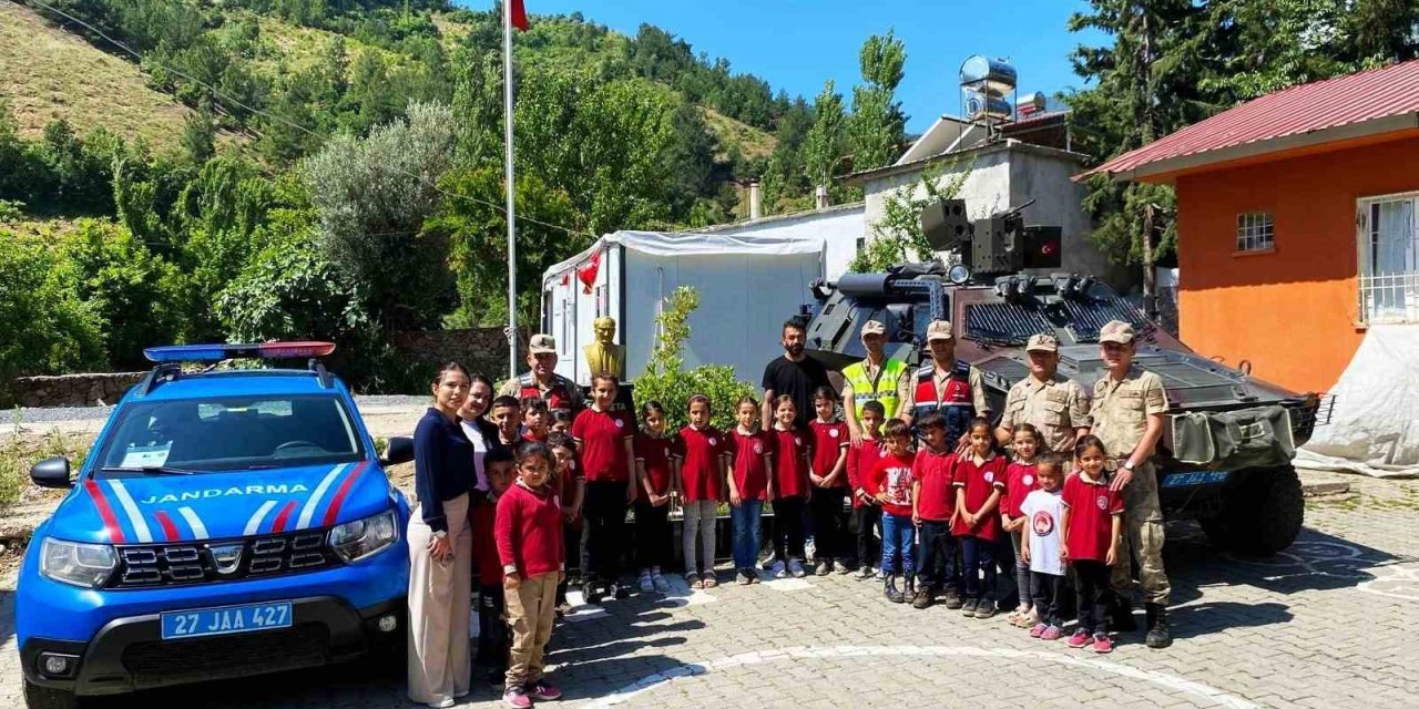 Jandarma Depremzede Öğrencileri Okullarında Ziyaret Etti