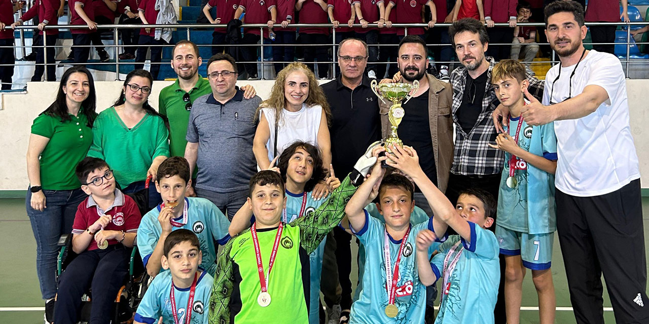 Mahmut Celalettin Ökten İmam Hatip Ortaokulu Futsal Takımı Rize'de Namağlup Şampiyon!