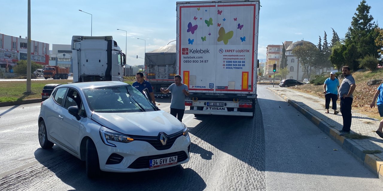 Otomobil, Tır'a Arkadan Çarptı; 2 Yaralı