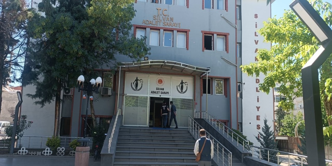 Diyarbakır'da lise öğrencilerinin bıçaklı kavgası: 1'i ağır, 4 yaralı