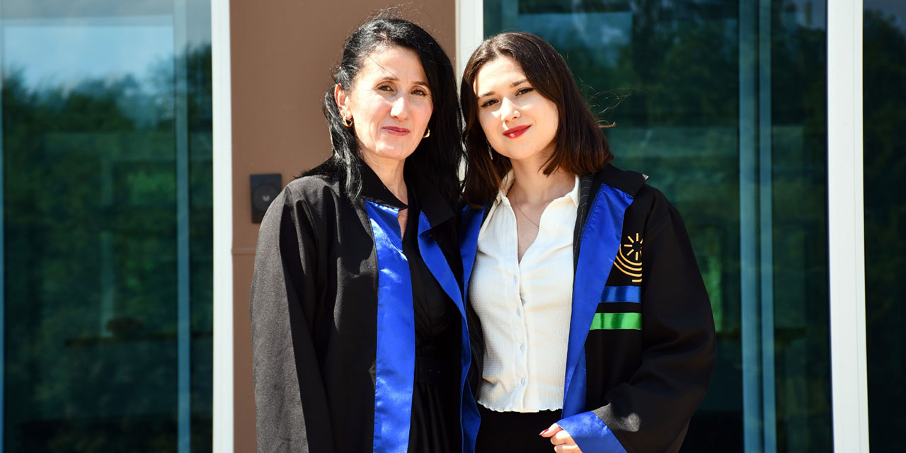 Anne ve kızı aynı üniversiteden mezun oldu