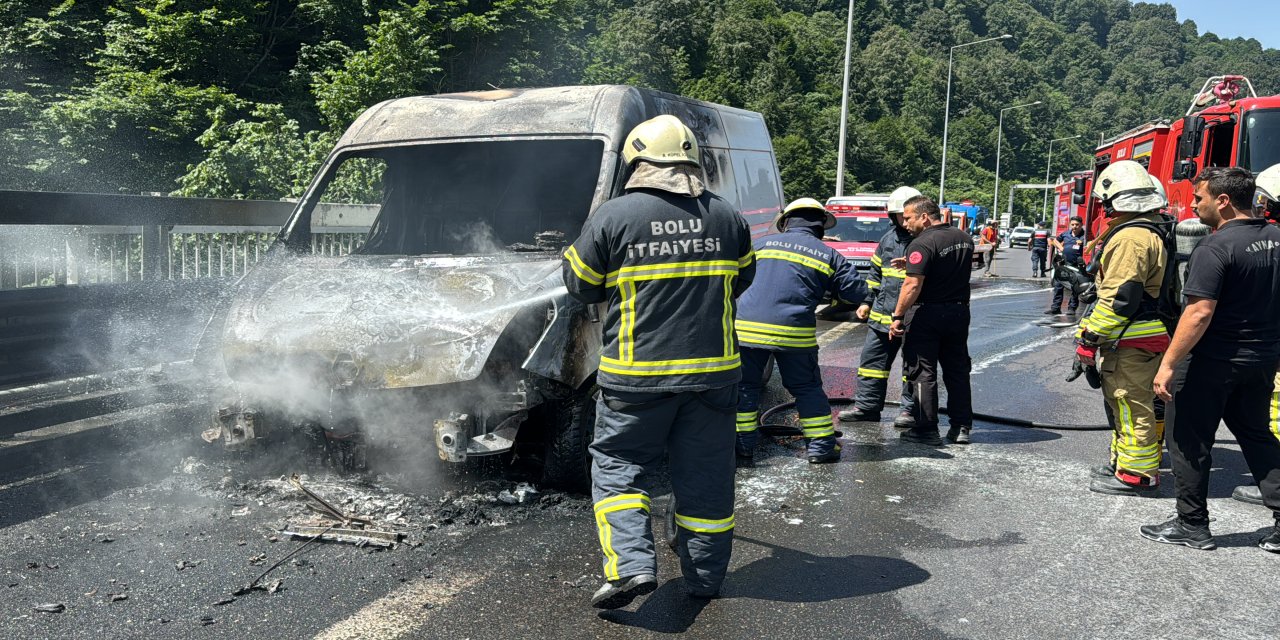Bolu'da seyir halindeyken yangın çıkan panelvan kullanılamaz hale geldi