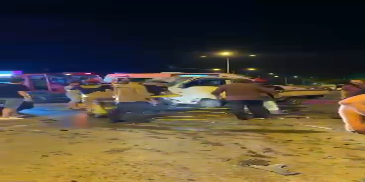 Kırmızı ışık ihlali yapan kamyonet işçi servisine çarptı: 8 yaralı