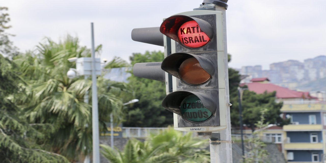 Trabzon'da İsrail trafik ışıklarıyla protesto edildi