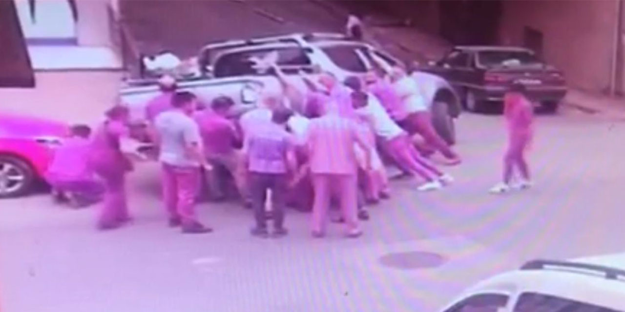 Rize'de geri manevra yapan kamyonet 2 yayayı altına aldı