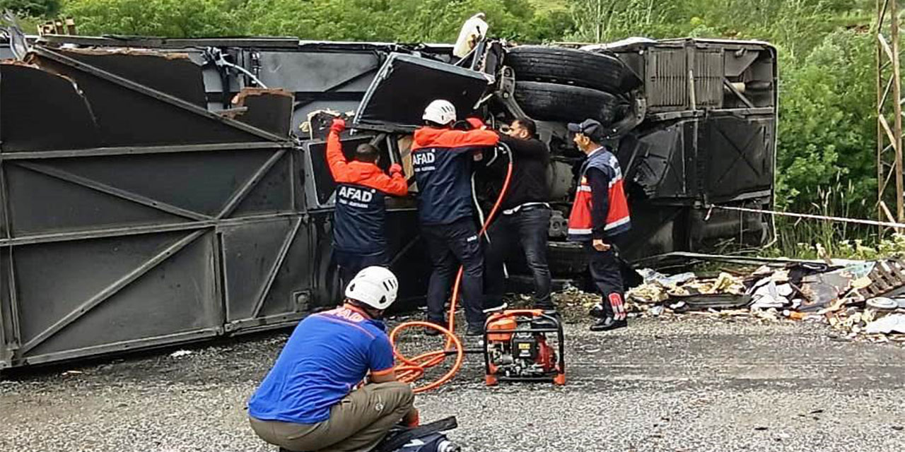Bitlis’te yolcu otobüsü ile kamyon çarpıştı: 2 ölü, 4’ü ağır 30 yaralı