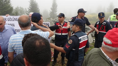 Yaylada göl manzaralı turizm tesisi inşaatına tepki