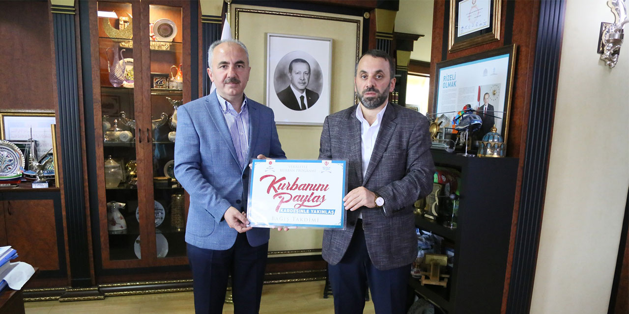 Rize Belediye Başkanı Rahmi Metin Kurbanını TDV'ye Bağışladı