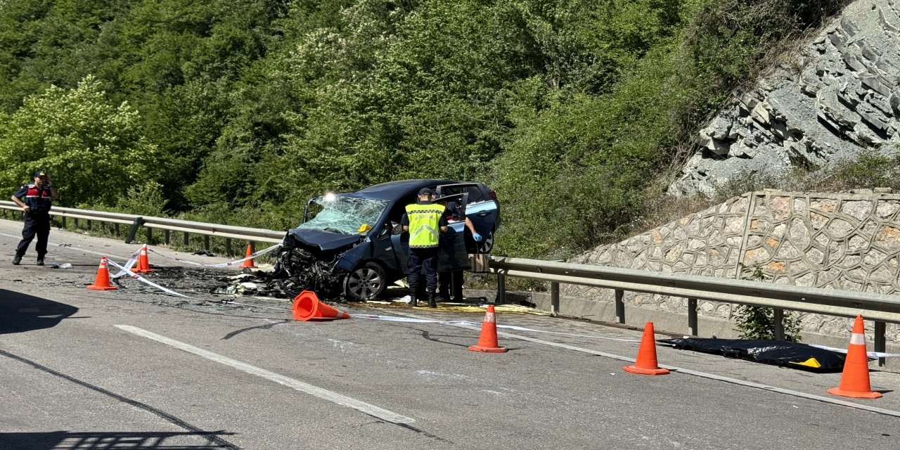 Sinop'ta otomobille sağlık personelinin bulunduğu araç çarpıştı, 4 kişi öldü,  2 kişi yaralandı