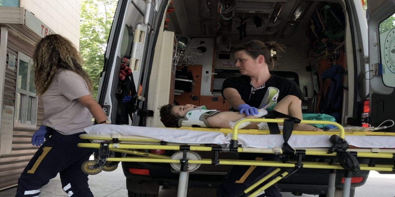 3'üncü kat penceresinden düşen çocuk, ağır yaralandı