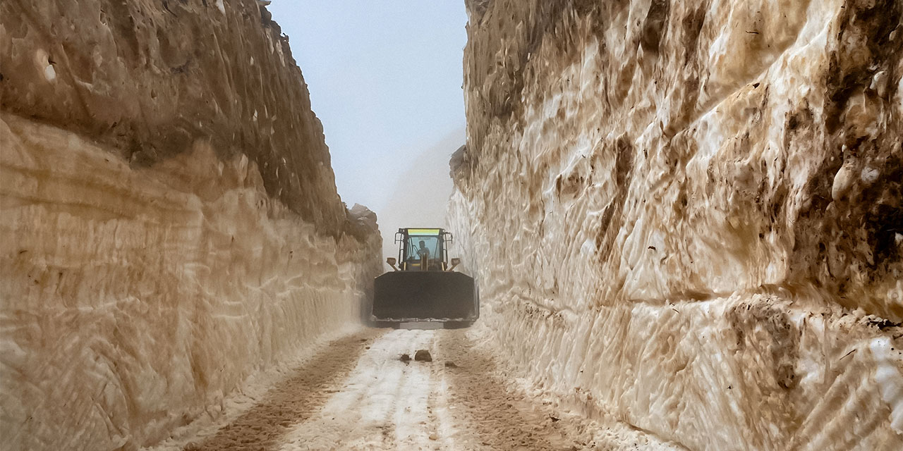 Rize'de yüksek rakımlı yayla yollarında kar temizleme çalışmaları sürüyor