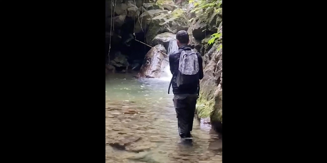 Rize'de balık tutan iki arkadaşın ayılarla karşılaştığı anlar kameraya yansıdı
