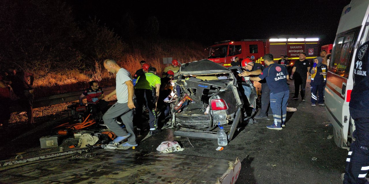 Emniyet şeridinde duran otomobile başka araç çarptı: 1'i ağır 5 yaralı