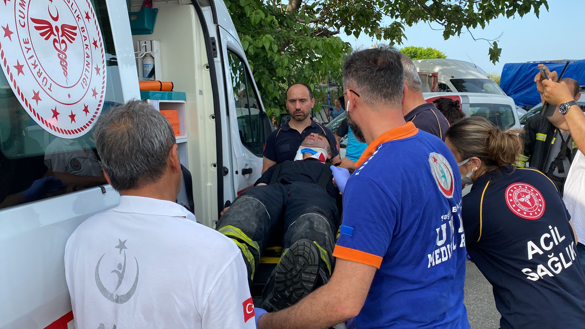 Samsun'da elyaf fabrikasında yangın kontrol altında; soğutma çalışmalarında duvar çöktü: 9 yaralı