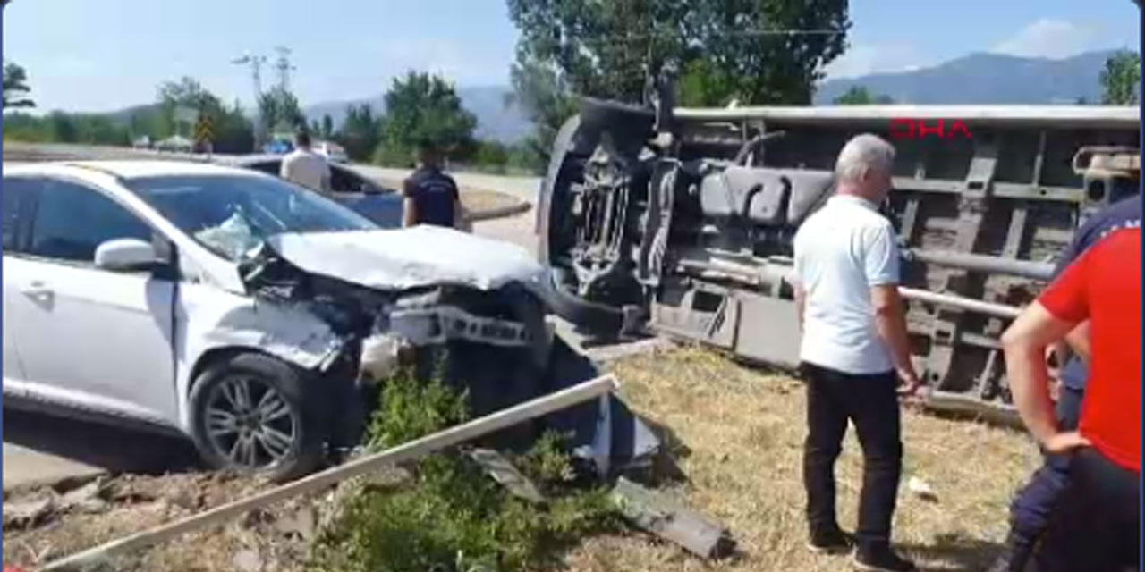 Otomobille minibüsün çarpıştığı kazada ilk belirlemelere göre 18 kişi yaralandı.