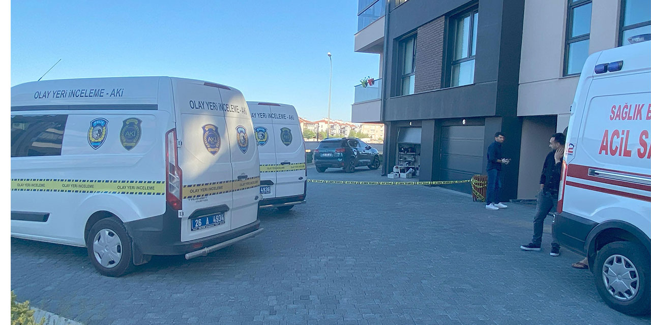 Eşini ve üvey kızını tabancayla öldürüp, intihar etti