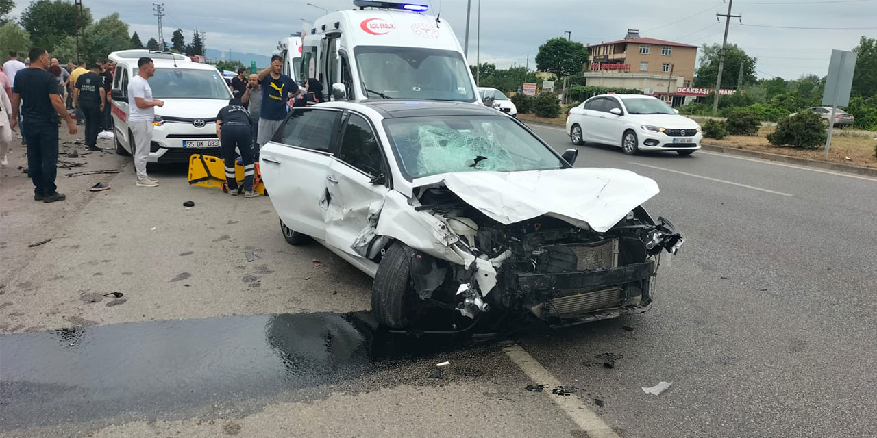 Arıza yapan otomobili için yol yardım aracı beklerken otomobil çarptı: 1 ölü, 4 yaralı