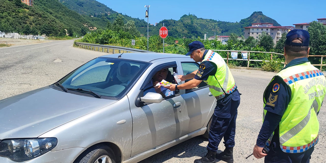 Giresun'da trafik ekipleri sürücülere çikolata ikram etti