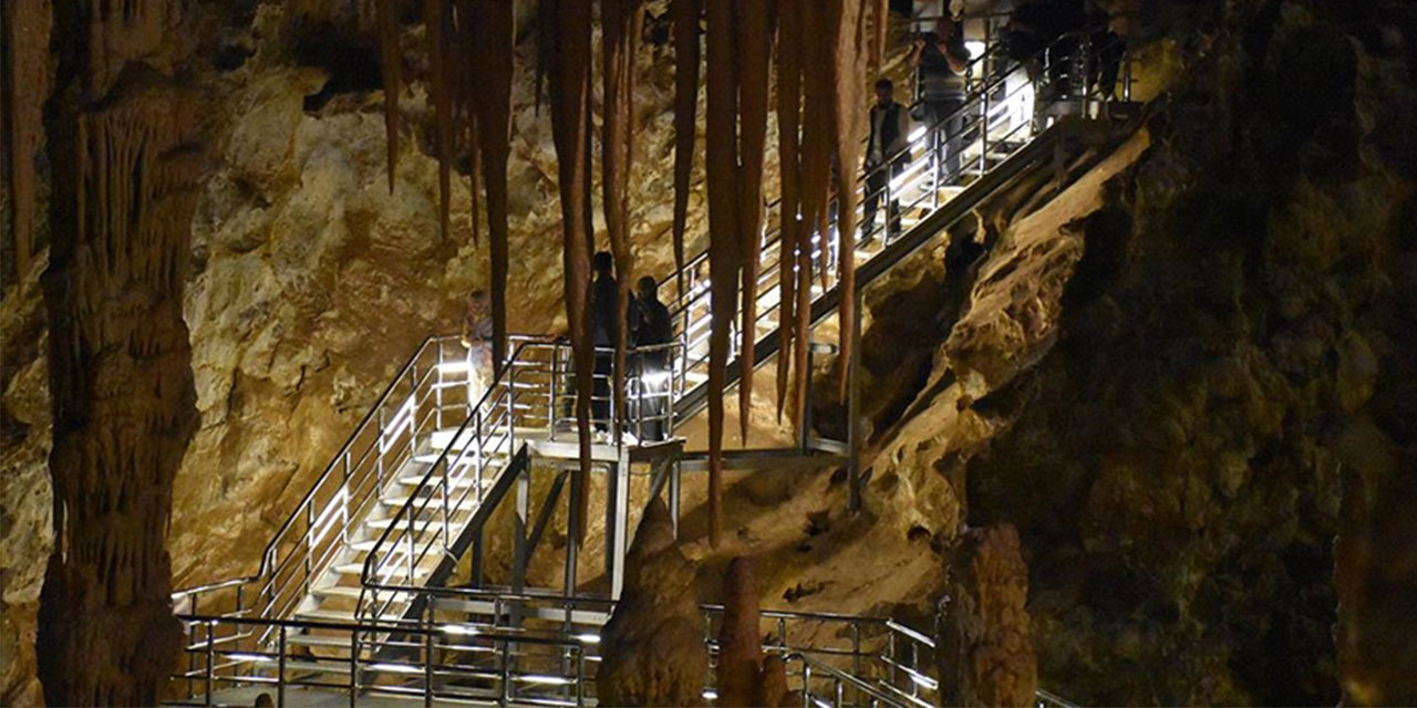 Kurban Bayramı'nı Gümüşhane'de geçirenler Karaca Mağarası'nı ziyaret ediyor