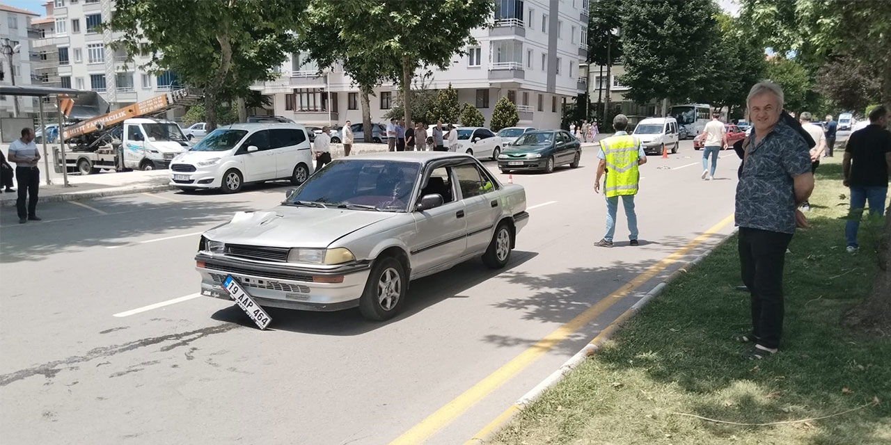 Yolun karşısına geçmeye çalışan yayaya otomobil çarptı