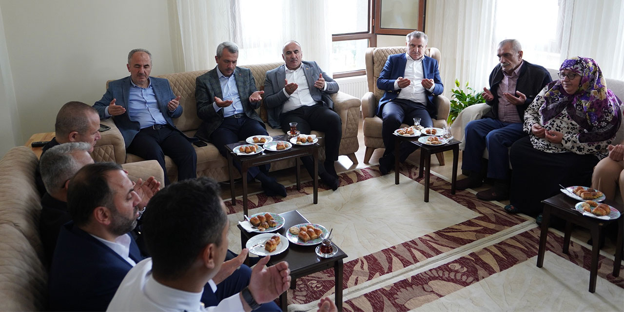 Bakan Bak Şehit Ailesinin Bayramını Kutladı