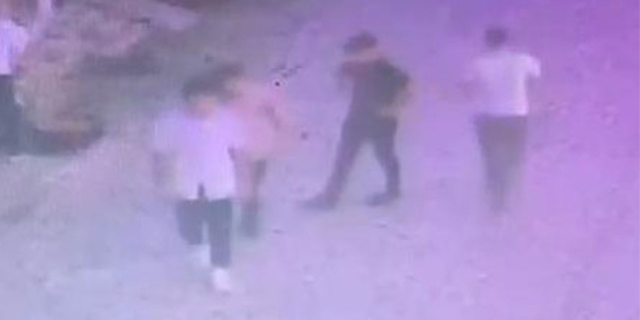 Oğlunun kavga ettiği arkadaşını bıçaklayarak öldürdü