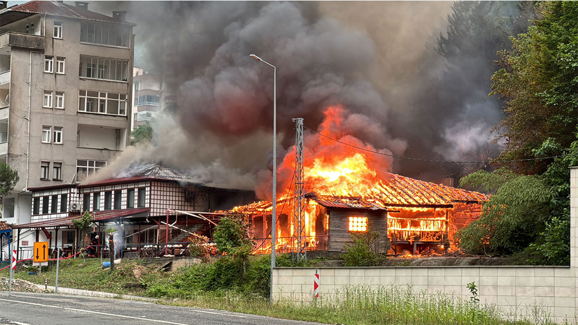 Trabzon'da çıkan yangında düğün salonu ve pansiyon zarar gördü