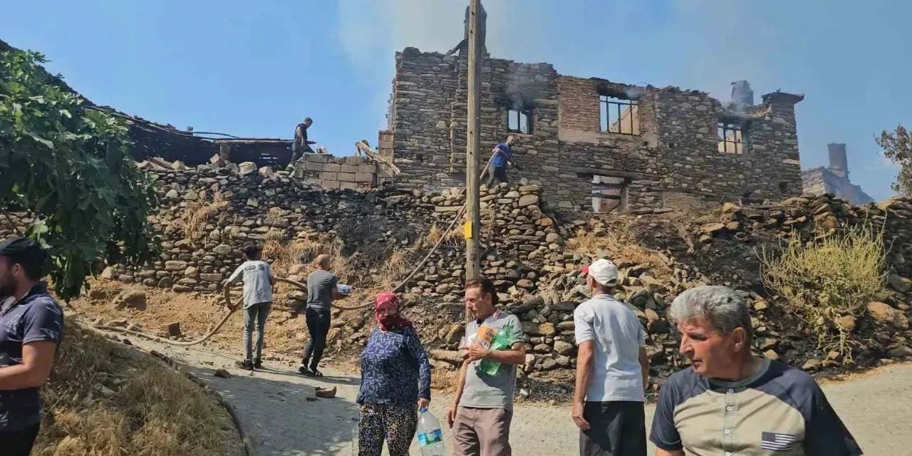 Aydın'da Maki Yangını; 11'i Metruk 13 Ev Zarar Gördü