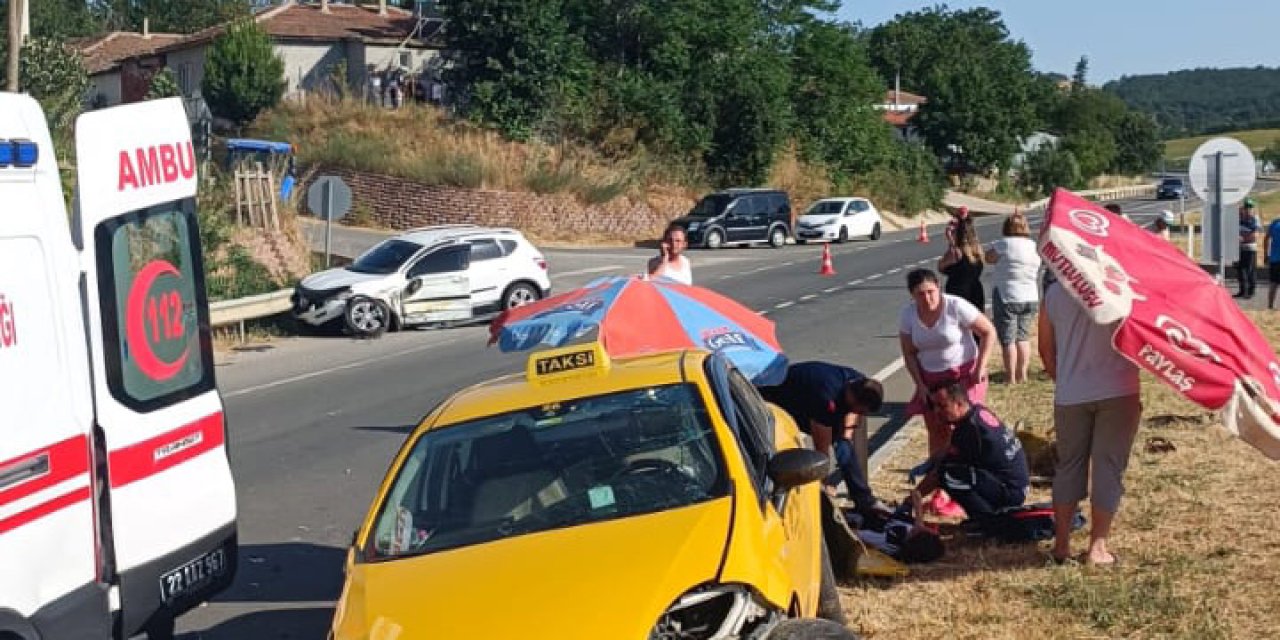 Edirne'de Taksiyle Otomobil Çarpıştı; Yaralanan 6 Kişi, Plaj Şemsiyeleriyle Güneşten Korundu
