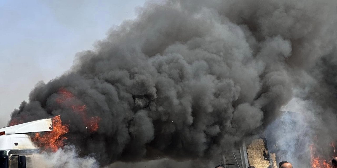 Şanlıurfa'da Saman Yüklü Tır Yandı