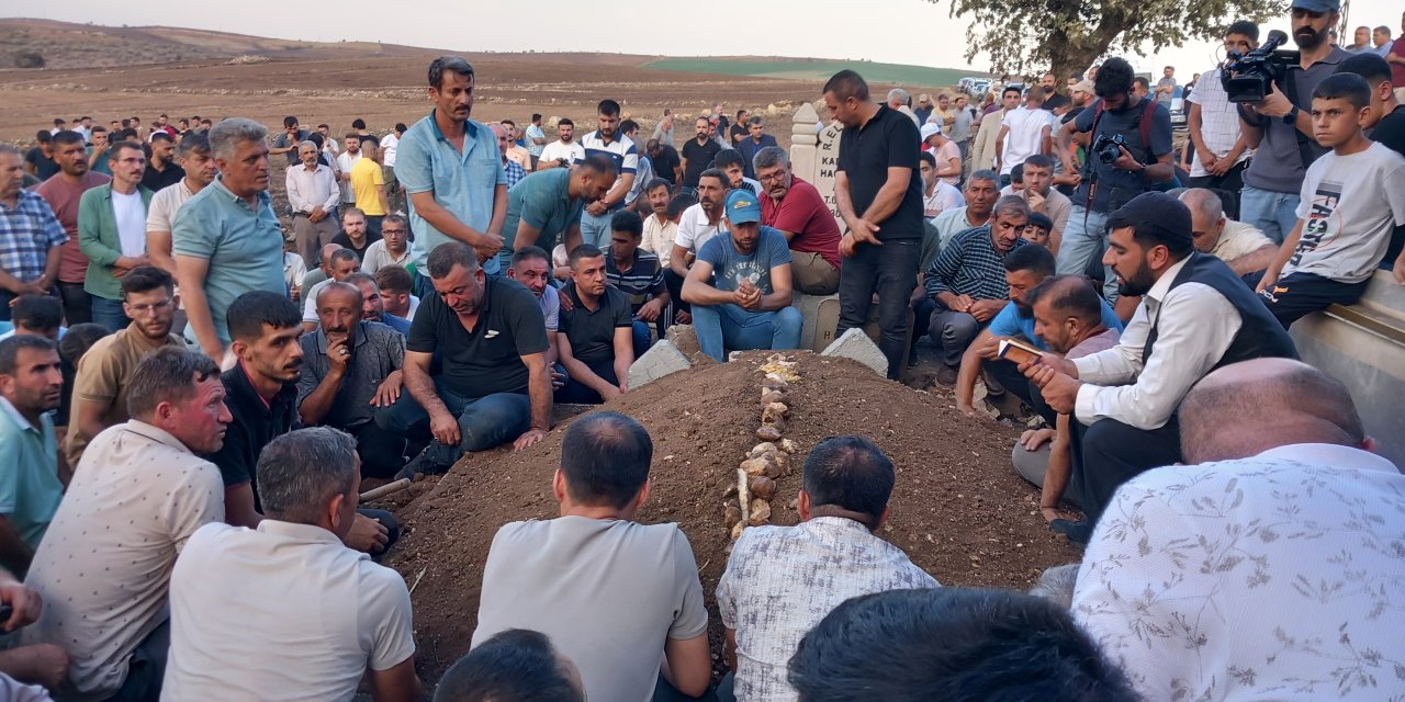 Diyarbakır'daki Yangında Ölen Amca Ve Yeğen, Yan Yana Toprağa Verildi