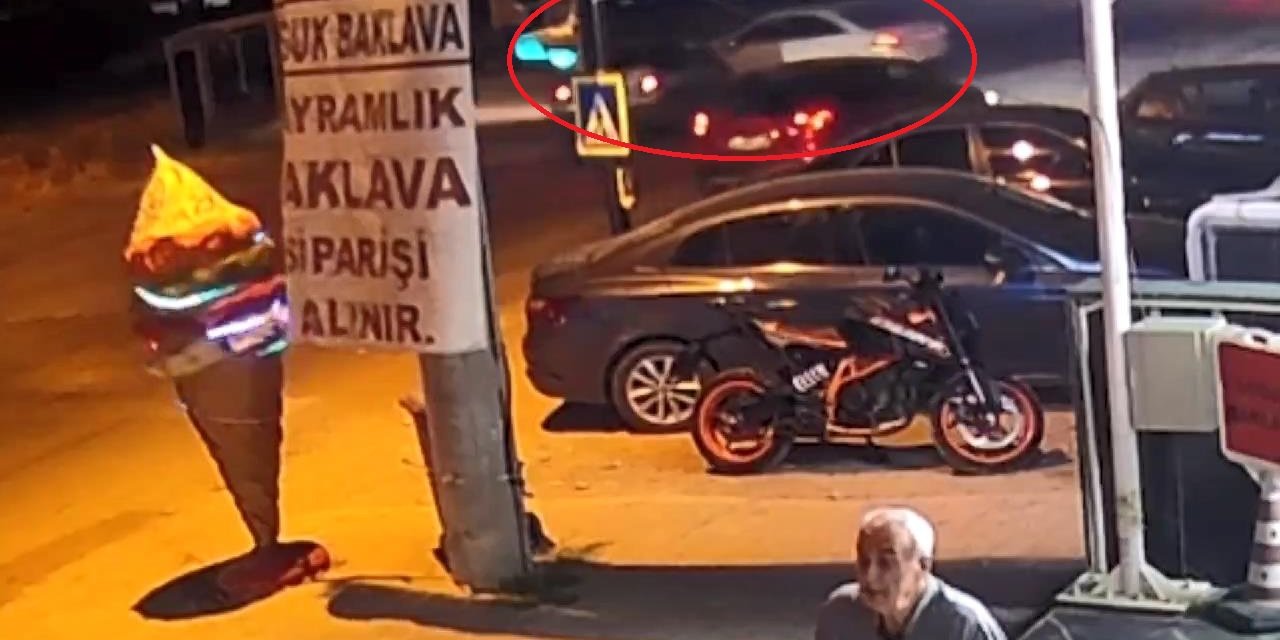 Bursa'da İki Otomobil Çarpıştı; Sürücülerin Yaralandığı Kaza Kamerada