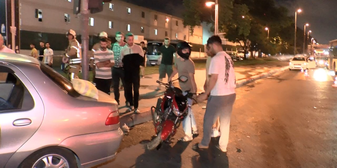 İstanbul-fatih'te İki Otomobil Ve Motosikletin Karıştığı Kazada 2 Kişi Yaralandı