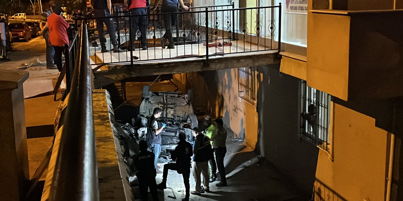 Otomobil, 3 Metre Yükseklikten Uçtu: 2 Yaralı