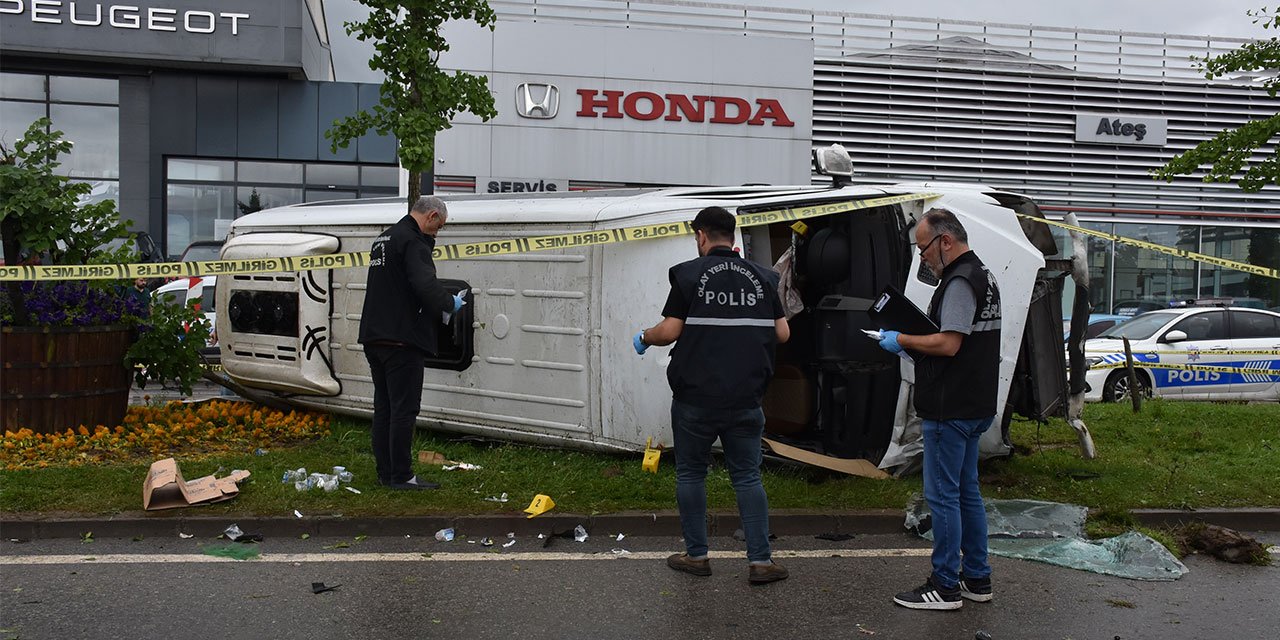 Minibüs Aydınlatma Direğine Çarptı: 1 Ölü, 4 Yaralı