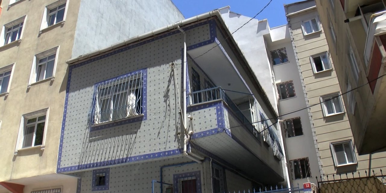 İstanbul- Bahçelievler'de 2 Katlı Binanın Girişindeki Merdiven Çöktü