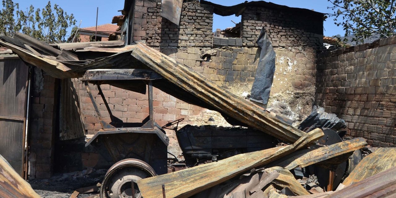 Manisa 'daki Orman Yangını 14,5 Saatte Kontrol Altına Alındı; 2 Ev, 1 Depo Ve 300 Hektar Alan Zarar Gördü (2)