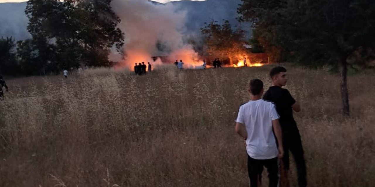 Düğünde Atılan Havai Fişek, Araziye Düşüp Yangın Çıkardı