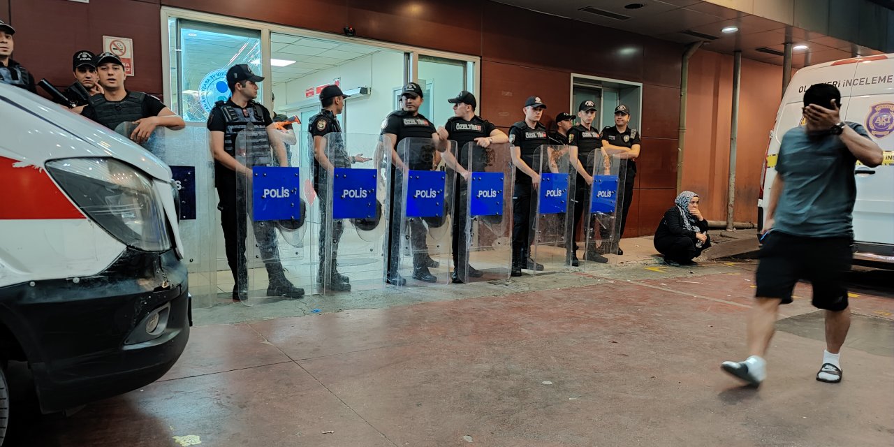 İstanbul- Bakırköy Dr. Sadi Konuk Eğitim Ve Araştırma Hastanesi Bahçesinde Silahlı Çatışma: 4 Yaralı(Geniş Haber)